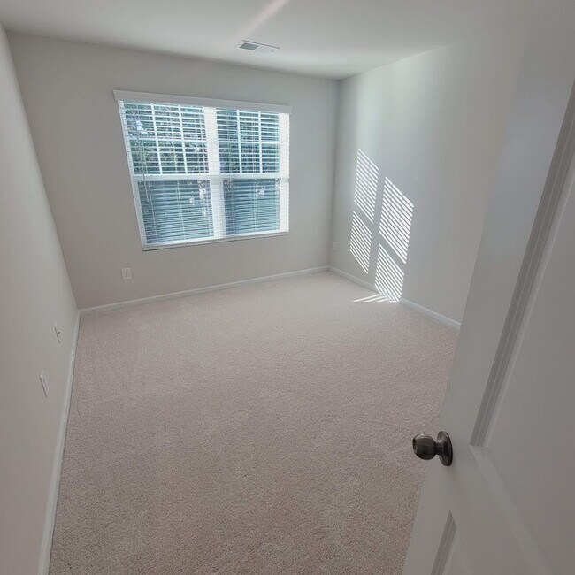 Building Photo - End Unit; 3Br/2.5BA Townhouse