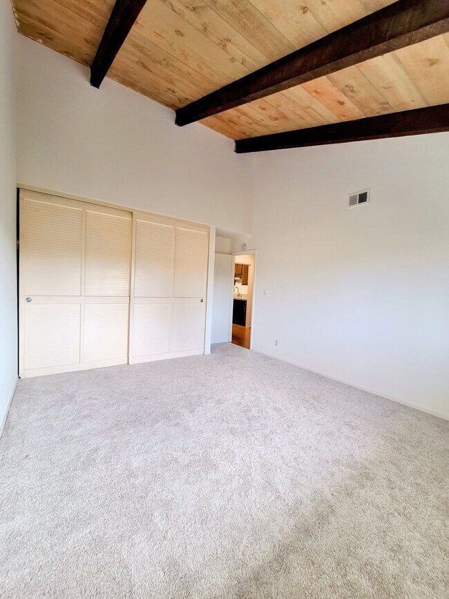 Building Photo - Spacious Second Floor 1bd Condo in Great P...
