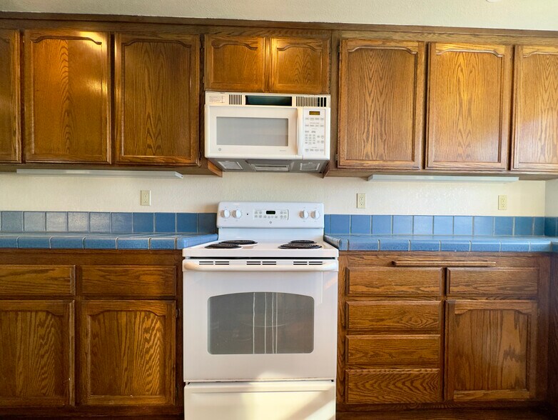 Building Photo - 2221 Pinehurst Way