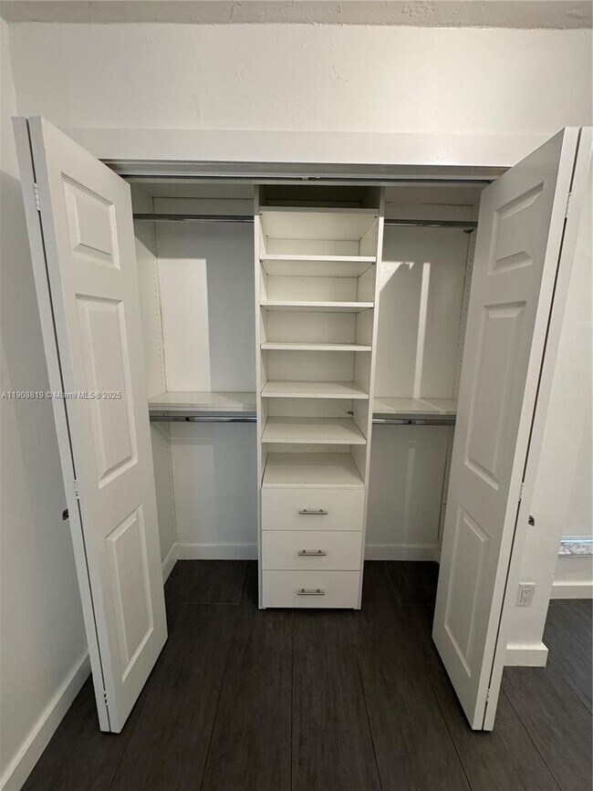 Building Photo - 3011 SW 1st Ave