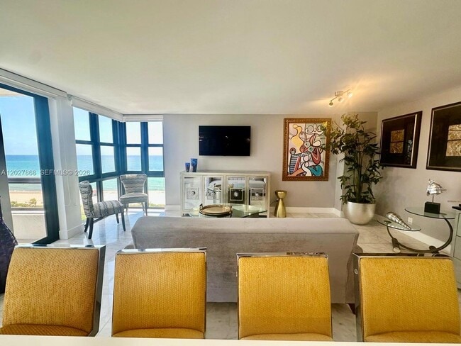 Building Photo - 2555 Collins Ave