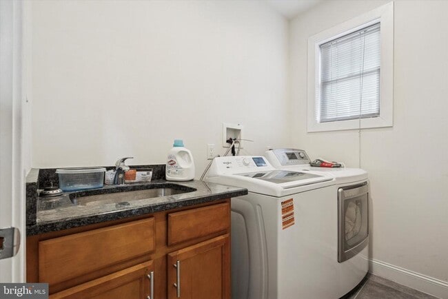 Building Photo - 1946 Titan St