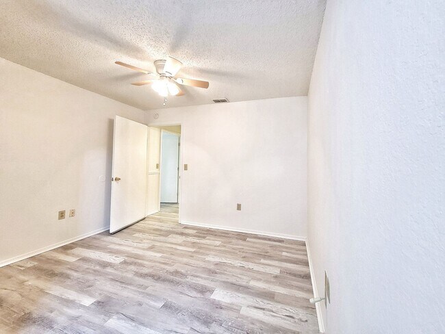 Building Photo - 3705 SW 27th St