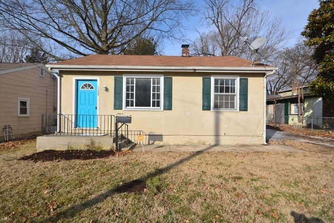Building Photo - 2 Bedroom 1 Bathroom House with a Fenced-in Yard!