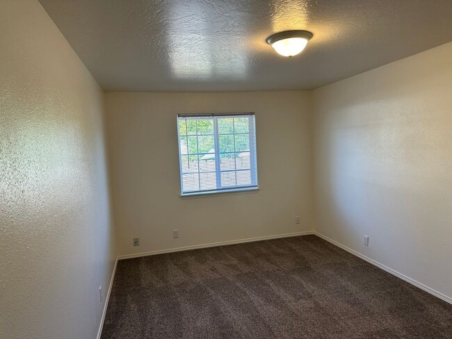 Building Photo - Updated 2 bedroom 2 bath triplex in Spring...