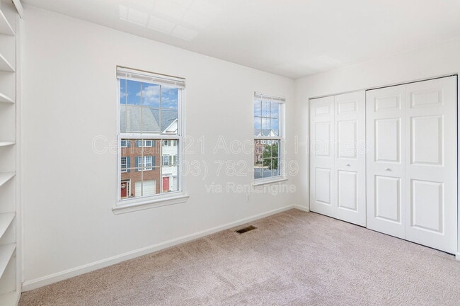 Building Photo - 45425 Clarkes Crossing Square