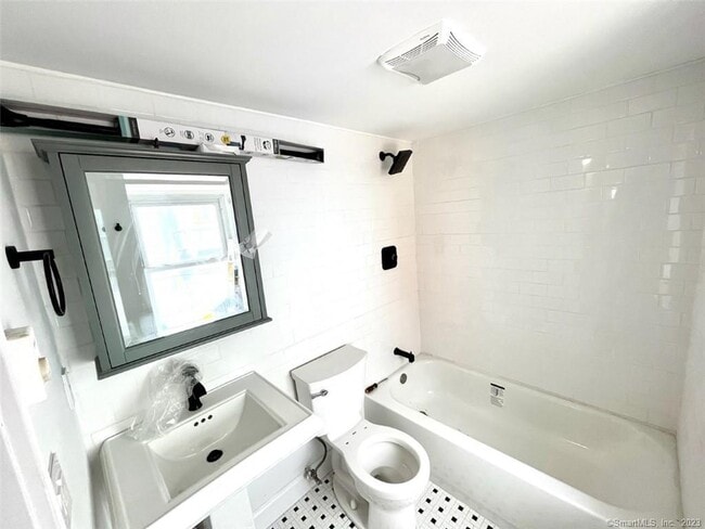 Building Photo - 546 Main St