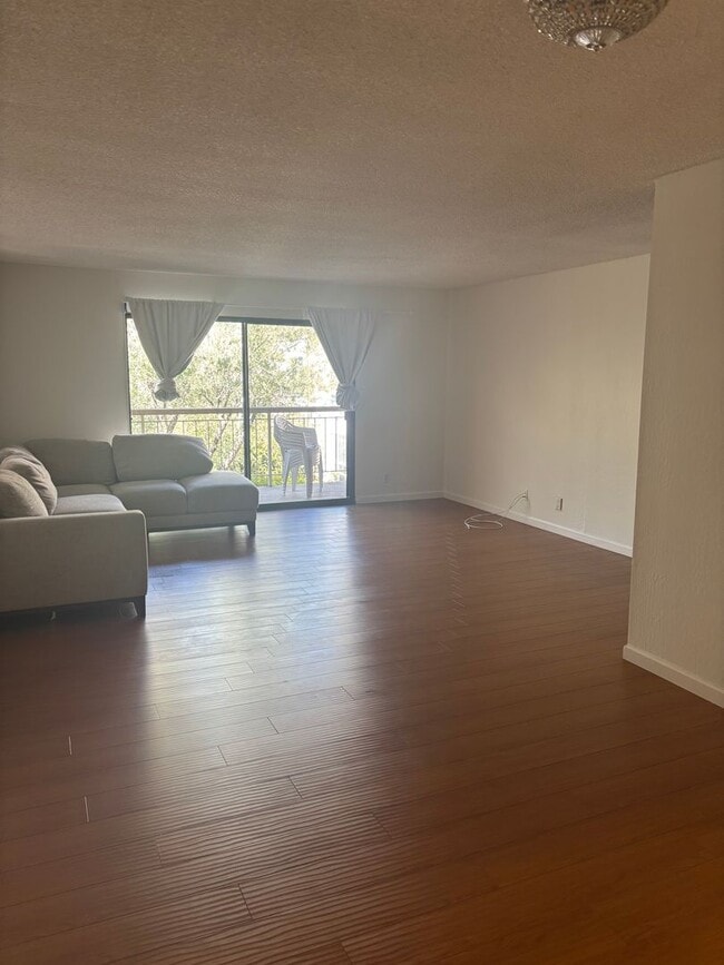 Building Photo - Spacious Upgraded Condo in The Keys – Walnut Creek