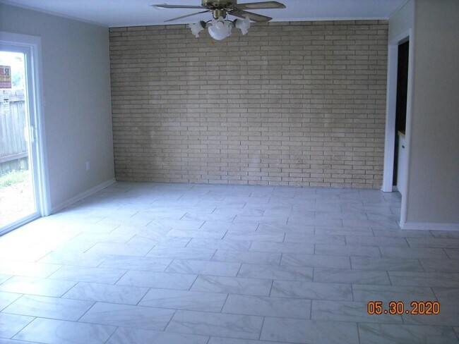Building Photo - 10331 W Almond Dr