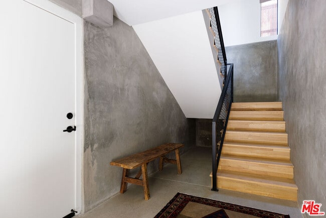 Building Photo - 1628 1/2 Micheltorena St