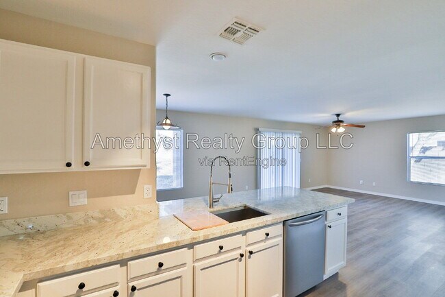Building Photo - 11706 W Sunnyside Dr