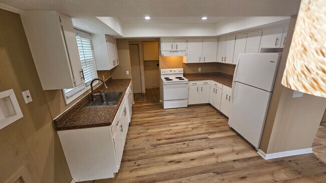 Building Photo - 557-559 Bailey Drive