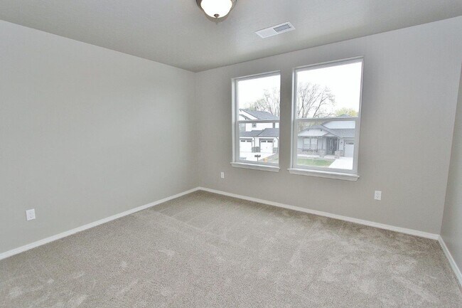 Building Photo - Spacious Home in Quiet Neighborhood