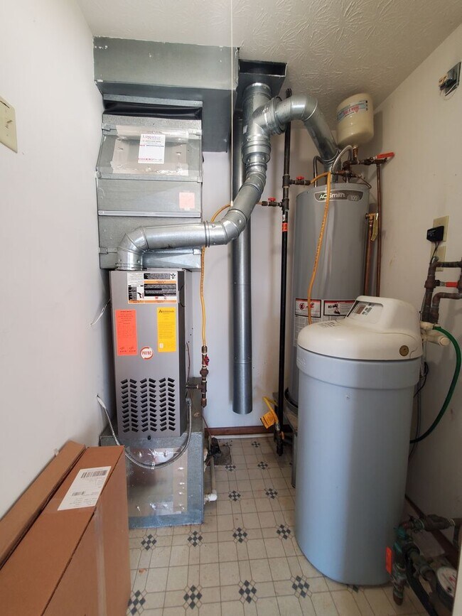 Building Photo - 3-bedroom 2 Full Bath Ranch Home