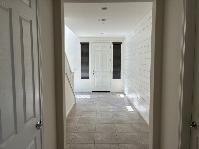 Building Photo - Spacious 3BR House in Gilroy