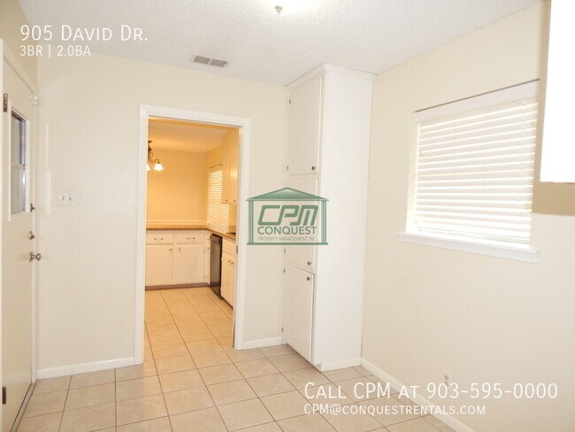 Building Photo - 905 David Dr