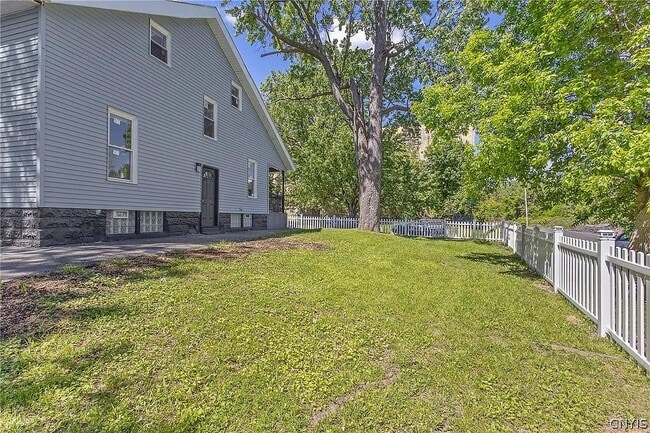 Building Photo - 203 Maple St