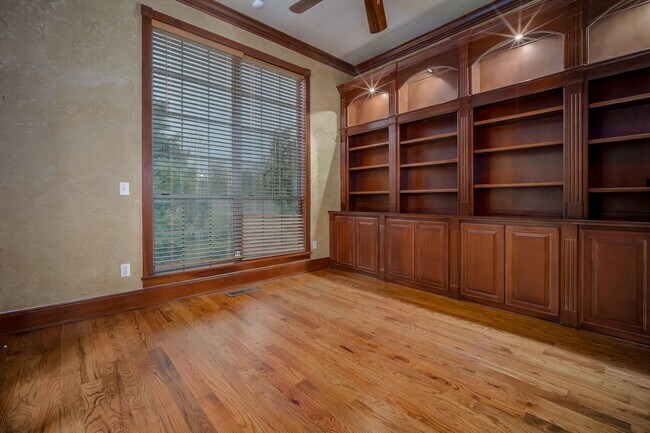 Building Photo - Executive (5) Bed/(4.5) Bath + Study Avail NOW! Must-See Amenities!