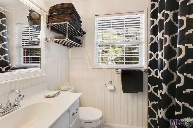 Building Photo - 8032 Sholar Dr