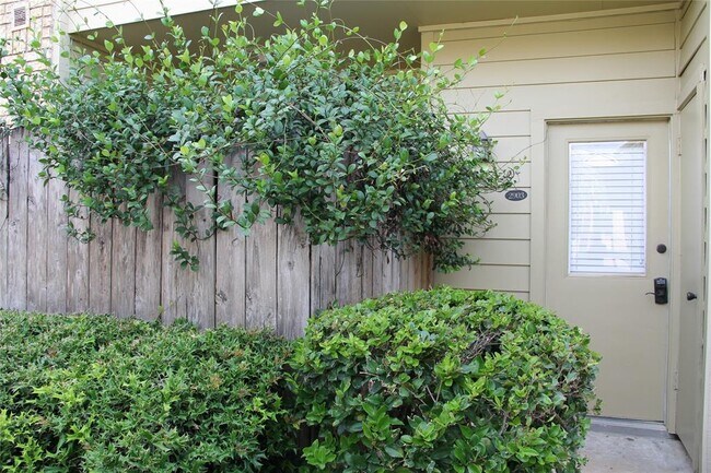 Building Photo - 11201 Lynbrook Dr