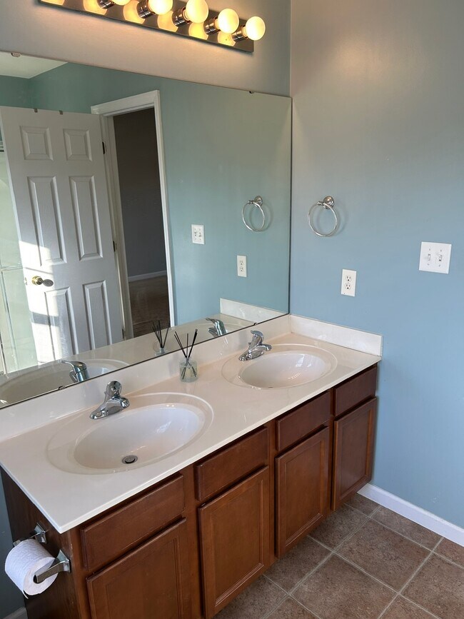 Building Photo - 538 Springhurst Pkwy