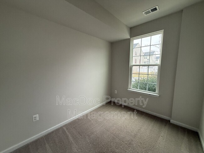 Building Photo - 505 Rolling Valley Dr