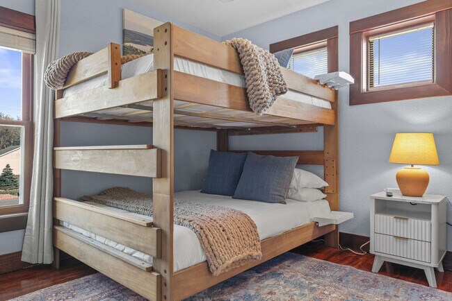 Building Photo - 924 Capital St