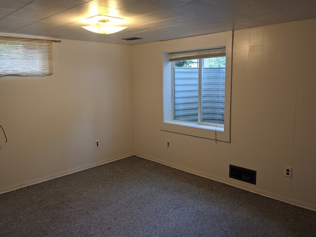 Building Photo - 517 S 13th Ave
