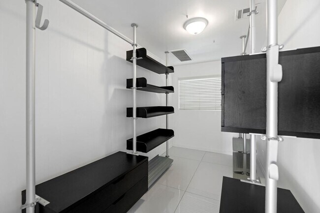 Building Photo - 4222 E Indianola Ave