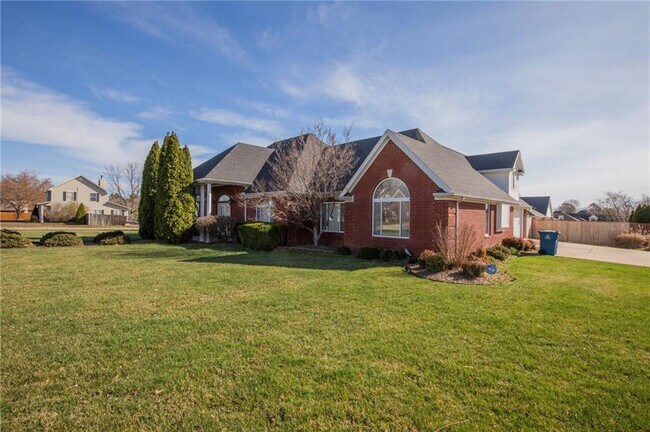 Building Photo - 115 NW Orchard Way