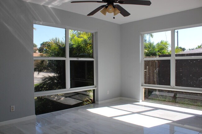 Building Photo - 921 Pine Terrace