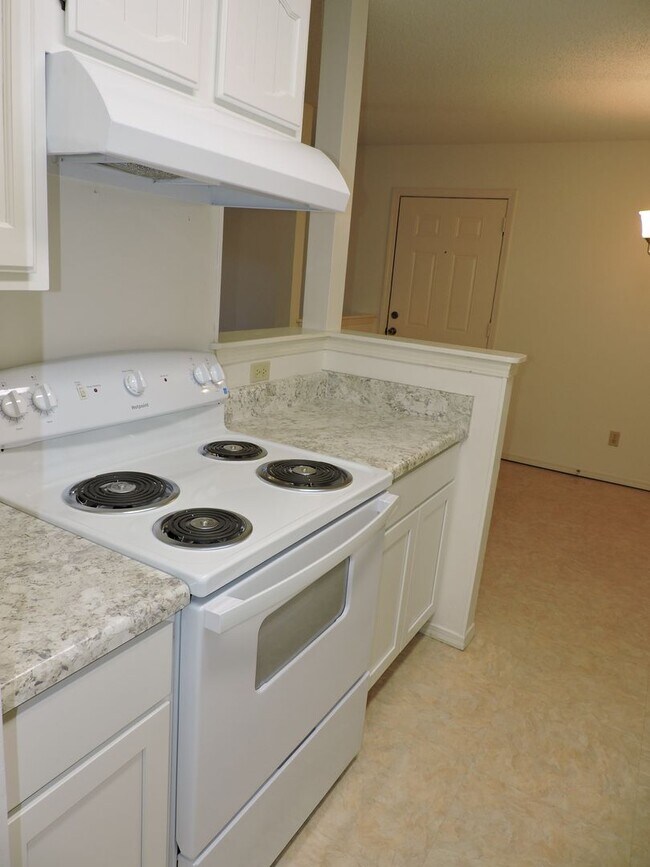 Building Photo - Convenient to schools, beaches, & shopping