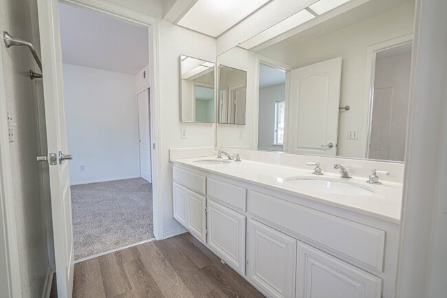 Building Photo - Charming Castaic Home Available 4/7/26