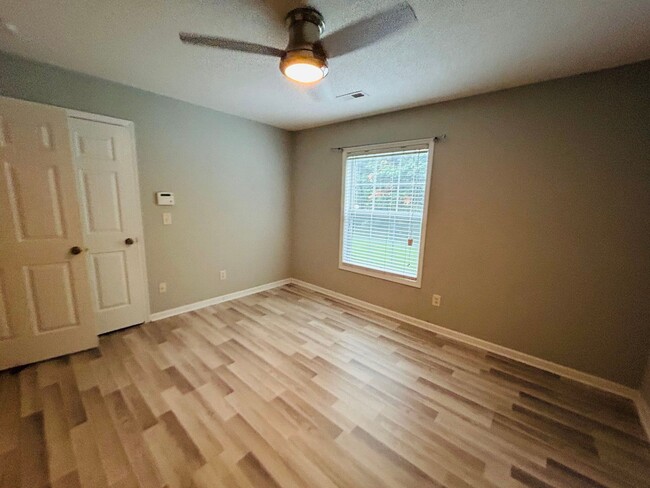 Building Photo - Beautiful Maintenance free 2 bedroom 2 bat...