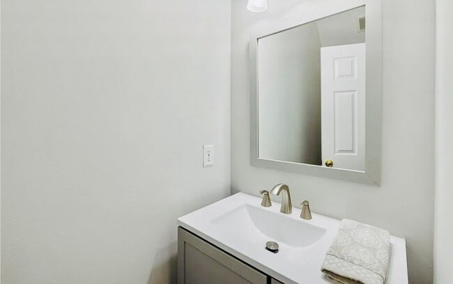 Building Photo - Beautifully Renovated 3 bdrm/1.5bth Home L...