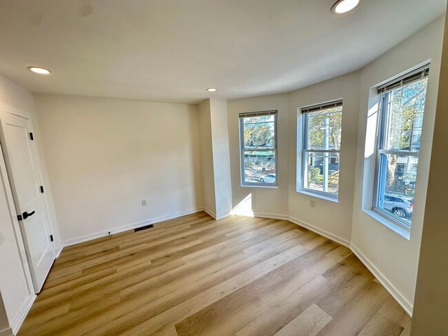 Building Photo - Fully renovated, bright, and spacious 3-bedroom, 1.5-bath home in an amazing location.