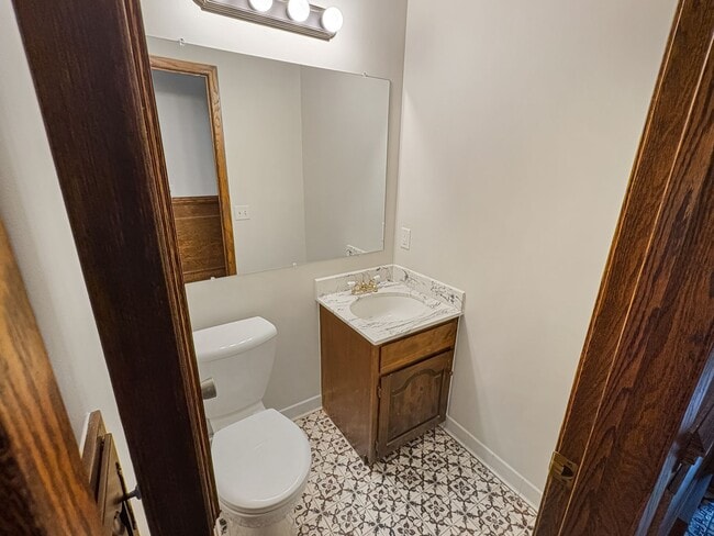 Building Photo - 5674 Arthur St NE