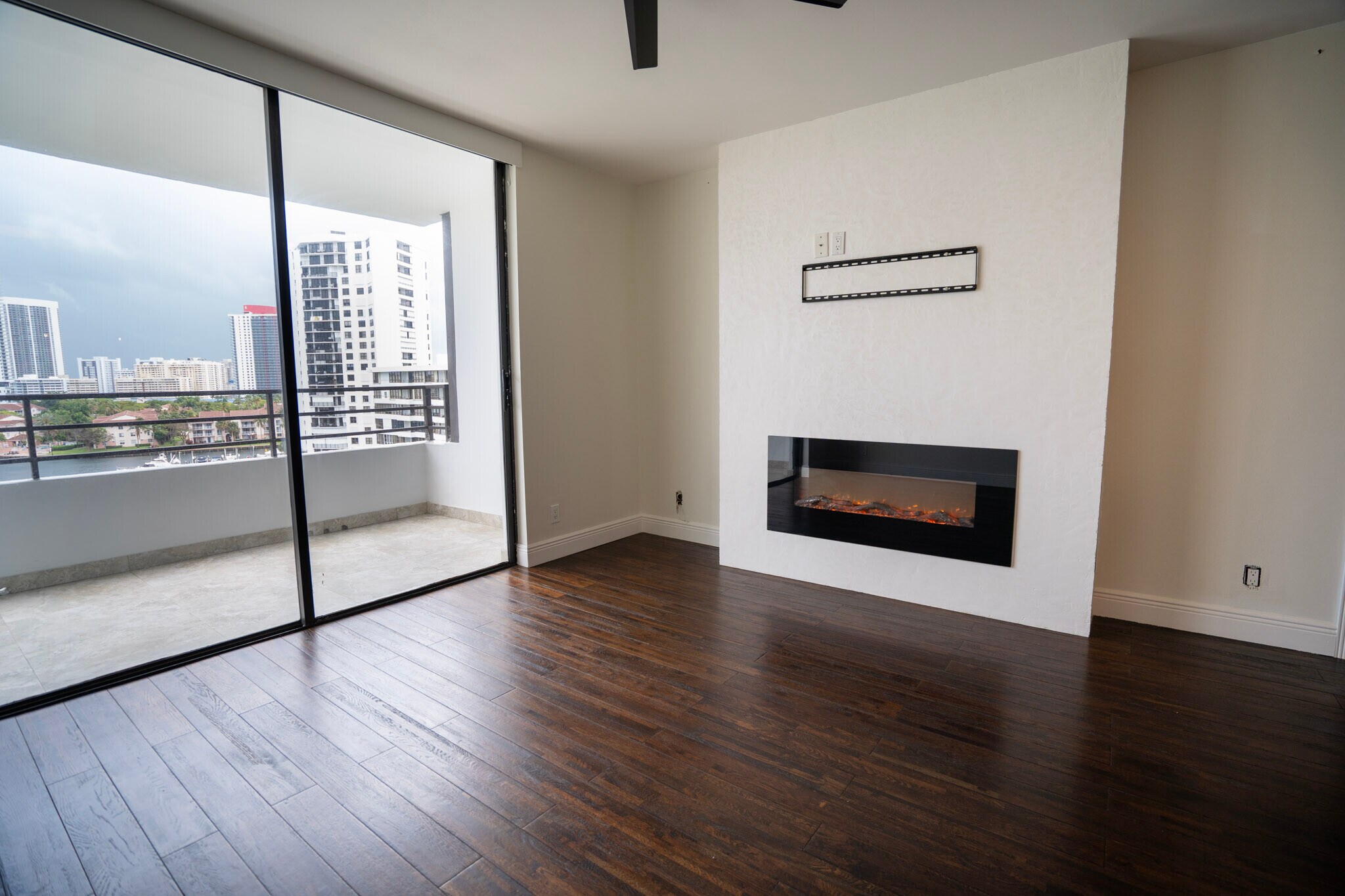 Living room - 500 Three Islands Blvd