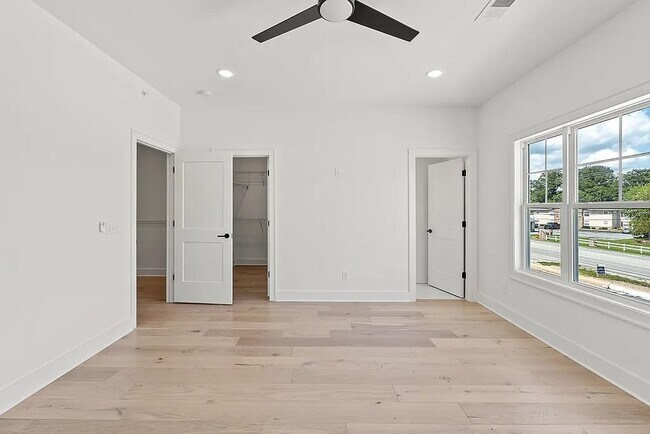 Building Photo - 801 Vickery Dr