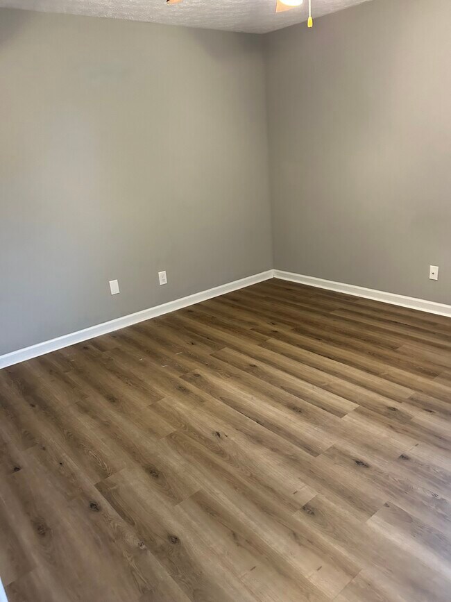 Building Photo - 110 Creekwood Ave