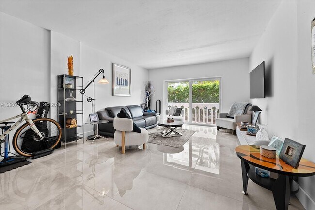 Building Photo - 100 Edgewater Dr