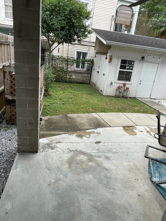 Building Photo - Huge 2BD/2.5BA Uptown, with a Yard, Central Air/Heat, and W/D in Unit