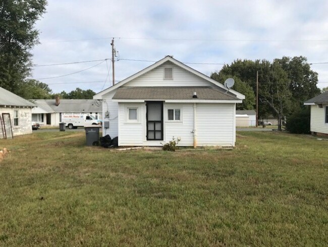 Building Photo - Adorable 2 bedroom 1 bathroom House . Loca...