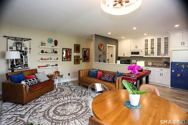 Building Photo - 36 Turn of River Rd