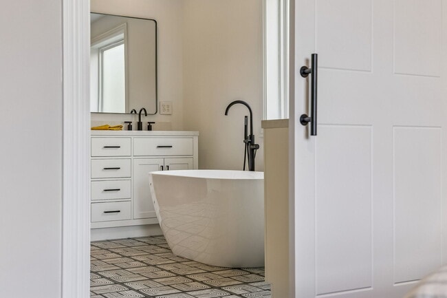 Building Photo - 594 Lake Haven Dr