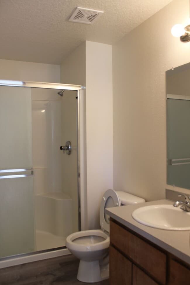 Building Photo - 4 BR, 2 1/2 BA home with fenced yard in qu...