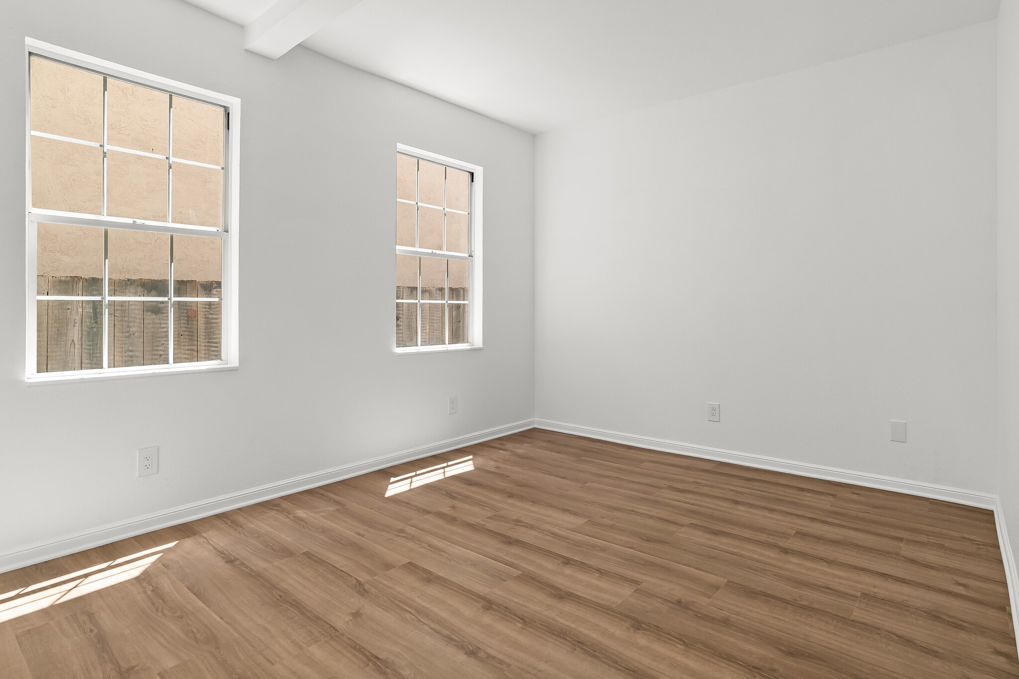 Building Photo - 523 B St