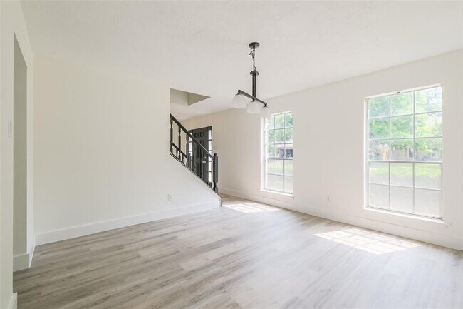 Building Photo - 1311 Sand Stone Dr