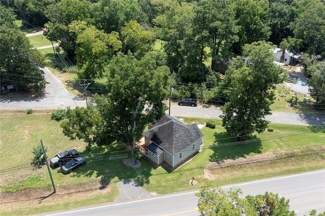 Building Photo - 823 Cooper Dr NE