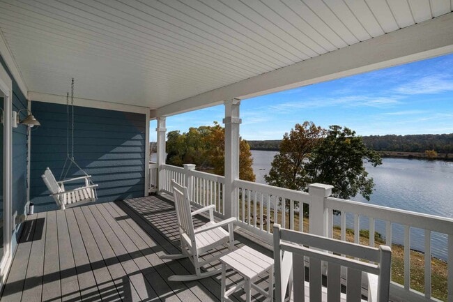 Building Photo - 5 River Row